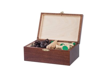 Houten schaakstukken in doos
