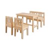 Houten tafel met stoelen