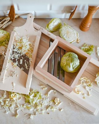 🥬🍂 De herfstoogst roept! En daarmee ook het traditionele snijden van kool. De houten snijder is stevig, milieuvriendelijk...