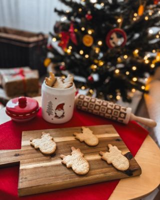 De geur van versgebakken koekjes, het warme licht in de keuken en een tafel vol bloem… Wie houdt daar niet van? 🕯️🍪 Bakken...