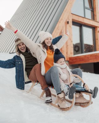Herinneringen aan de kindertijd - met rode wangen de slee de heuvel op trekken en lachen, ook al waren onze handen...