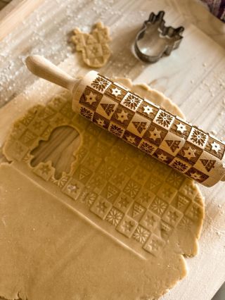 🎄 Dé perfecte kerstcadeautip voor iedere bakliefhebber! Houten deegplanken en deegrollers zijn onmisbare hulpmiddelen voor...