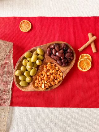 Vandaag vieren we de Wereld Olijfboomdag 🌿 Schaaltjes van olijfhout hebben hun eigen verhaal. Ze worden gemaakt van oude,...